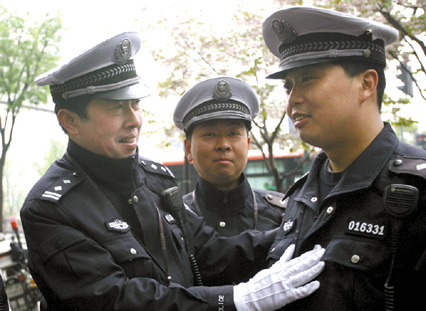 上海民警统一换春装 执勤不再穿衬衫-警服-首页-新闻