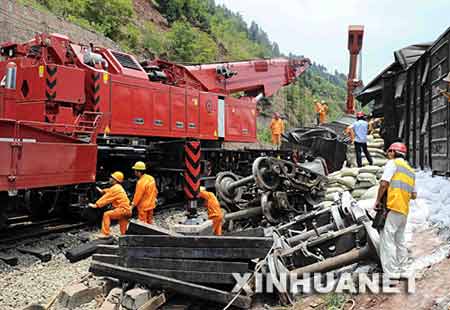 达成铁路恢复正常 因山体崩岩中断行车近16小时