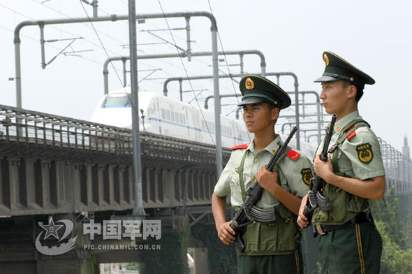 连日来,担负南京长江大桥铁路桥守护任务的武警江苏总队南京市支队守