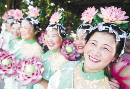 社区大妈荷花球舞摘得省级金奖