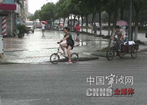 天忽晴忽雨,市民大意淋成落汤鸡