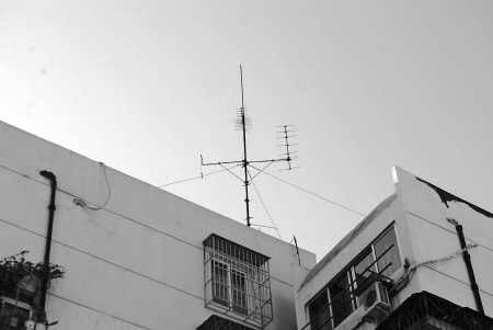 老小区楼顶室外废弃电视天线已成安全隐患-电