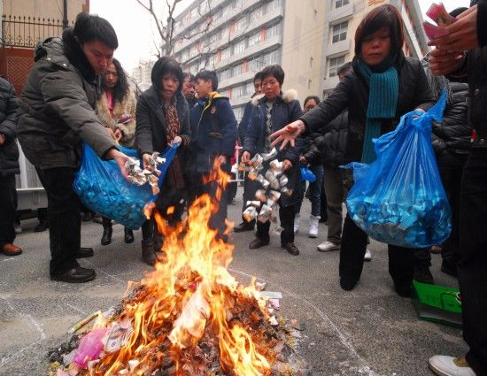 图文:上海民众悼念11-15火灾遇难者七七忌日