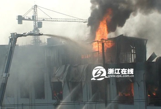 慈溪坎墩街道一塑料厂发生爆燃事故 造成一死一伤