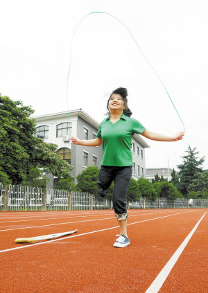 单腿女孩1分钟跳绳259下 用自信打动用人单位