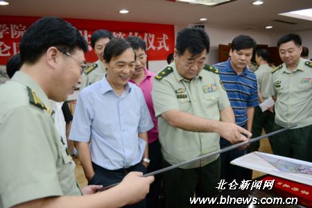 图为公安海警学院领导在介绍学院发展规划.(记者陈张坤摄)