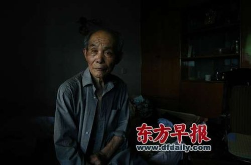 上海拾荒老人遭公交拒载续:司机被停职调查-拾