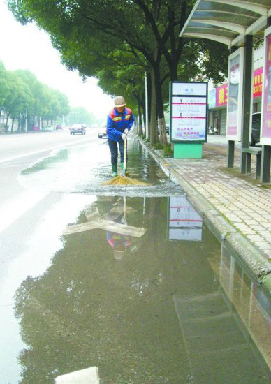 下水道堵塞 公交站积水成"河"