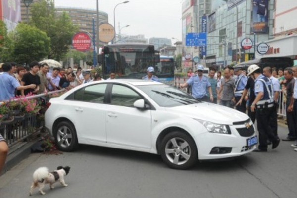 警民合力救助被困司机