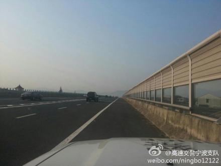 高速交警宁波支队官方微博:沈海高速大桥南连接线,现在流量在不断