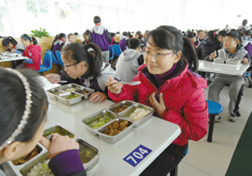 雅戈尔中学是鄞州区最先试点配置学生保温餐柜的.记者张柯摄