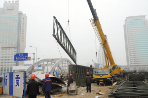 灵桥便桥开始架设贝雷梁 便桥的搭设将在1月底完成