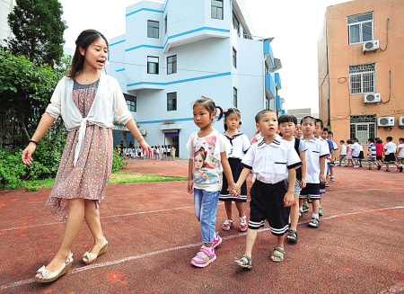 昨天是江东朝晖实验学校开学第一天,249名外来务工人员子女报到入学