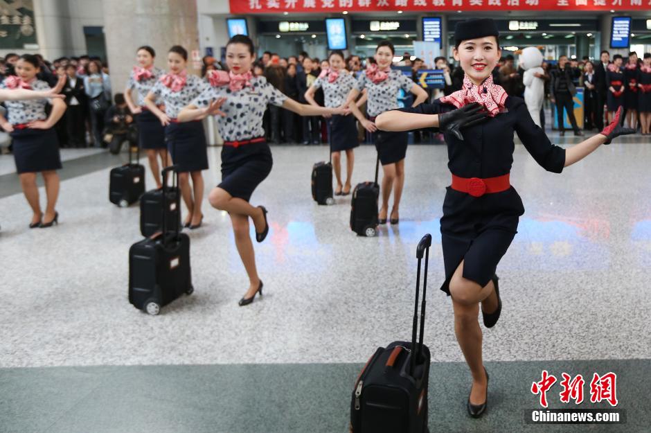 南京机场上演"快闪"舞 东航空姐空少动感热舞