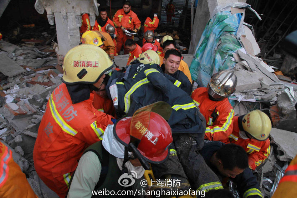 上海一厂房失火 两90后消防员遇难[高清]