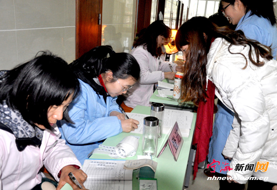 日前,西店镇计生办举行为育龄妇女送健康活动,现场除了b超孕环情检查