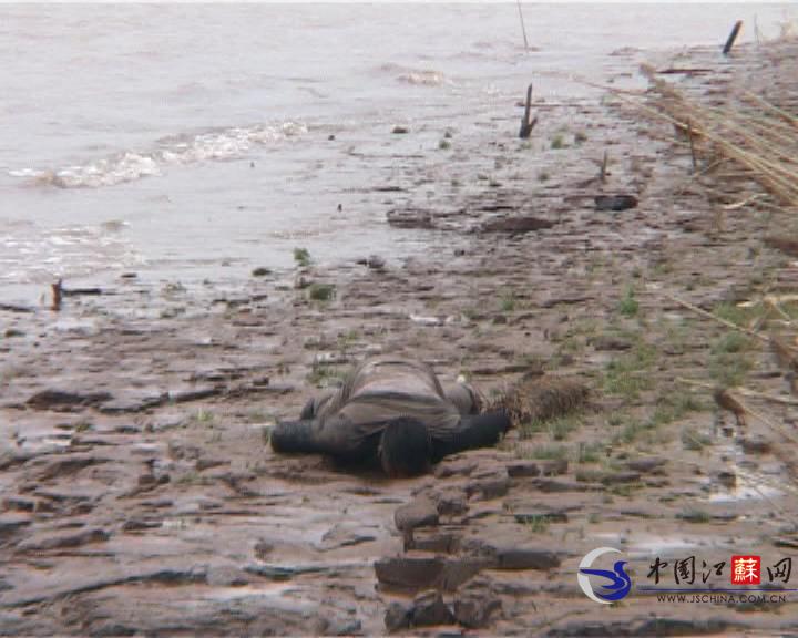 南京浦口江边现男尸