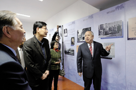 钱学森之子钱永刚教授昨在慈湖中学作报告