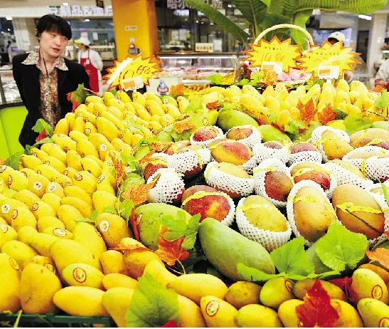 4月17日,杭州联华超市和平广场店,顾客在挑选芒果.