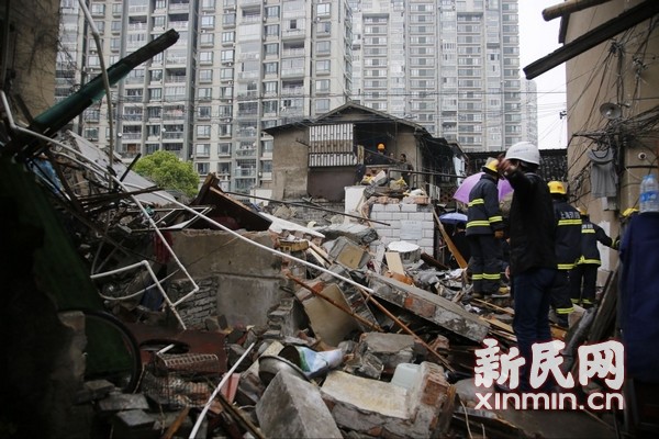 上海市虹口区新港路242弄一老式居民楼因燃气爆炸发生倒塌,有人员被困