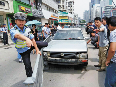 一男子无证驾驶逃避检查连撞5车-昨天上午,肇