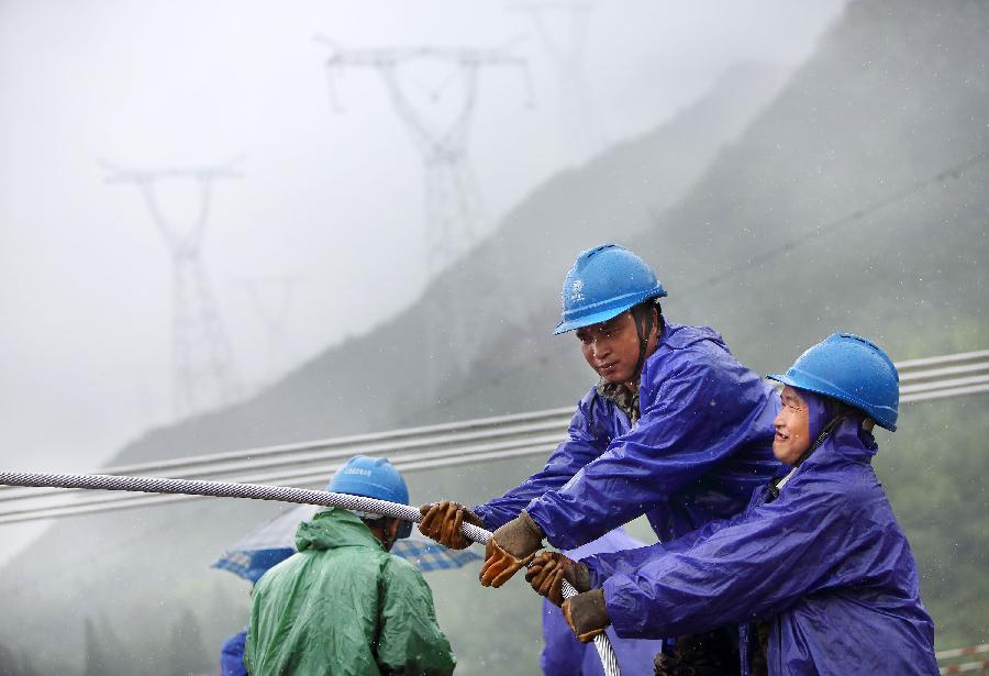 浙江诸暨电力工人冒雨施工赶进度