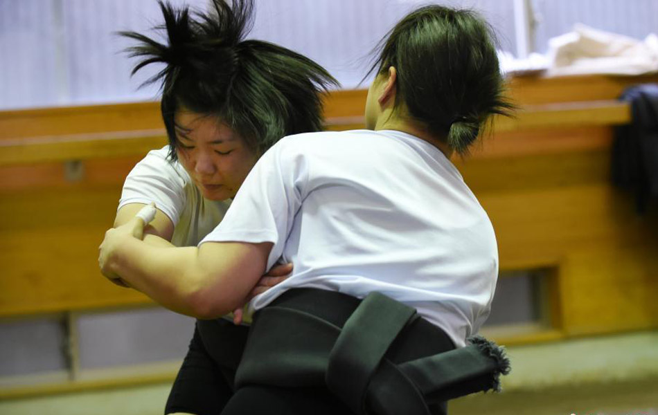 日本国技女子相扑揭秘 - 日本女子相扑赤裸上身