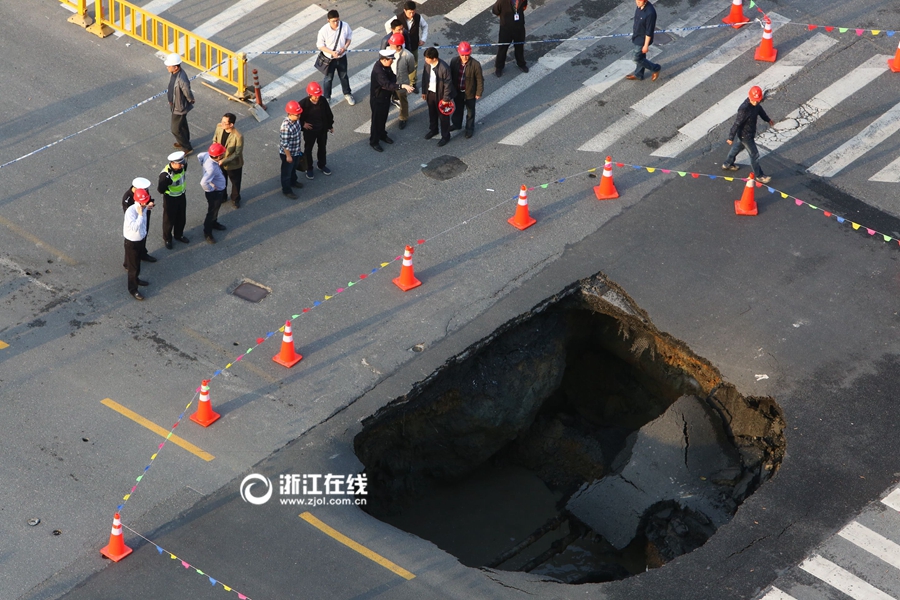 杭州文二路学院路口塌陷 边上是在建地铁站