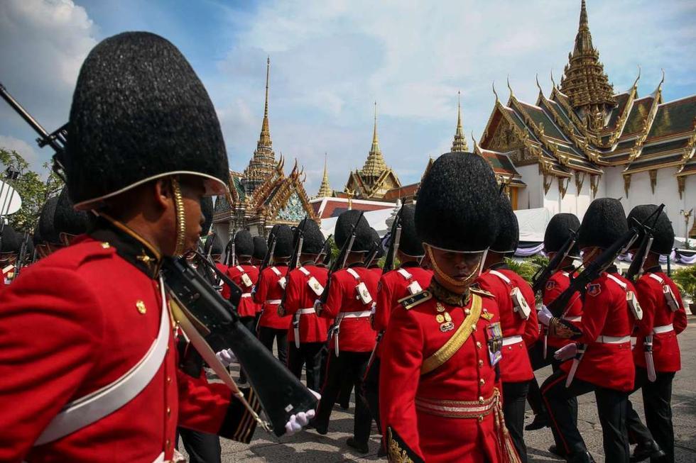 泰国国王遗体被送往大皇宫 民众沿街跪拜送行