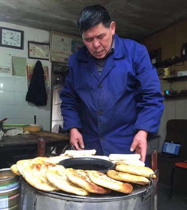 纪念退休!奉化大名鼎鼎的大饼师傅免费请街坊吃饼