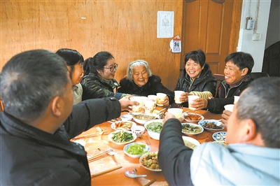 儿孙们每天陪老人吃饭,一家人其乐融融.记者王 瑜摄