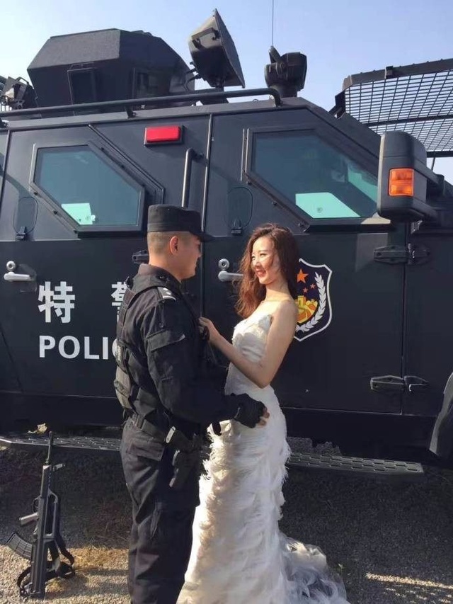 特警新郎失约 新娘追到训练场拍婚纱照