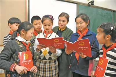 宋诏桥小学学生学习宪法修正案