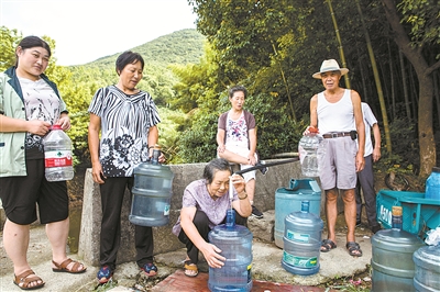 象山乡亲们在排队接山泉水(陈斌国沈孙晖摄)