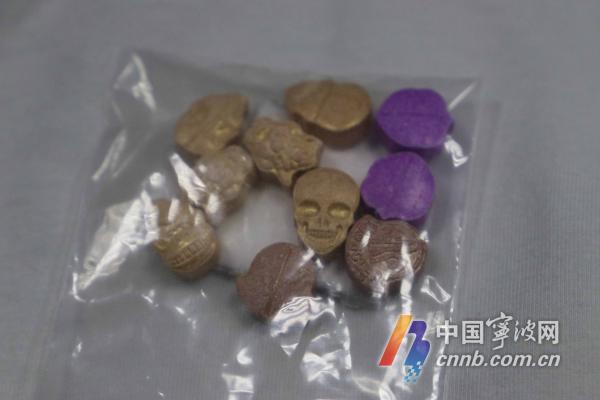 可疑国际邮包里竟有摇头丸 缉私警尾随抓获嫌疑人