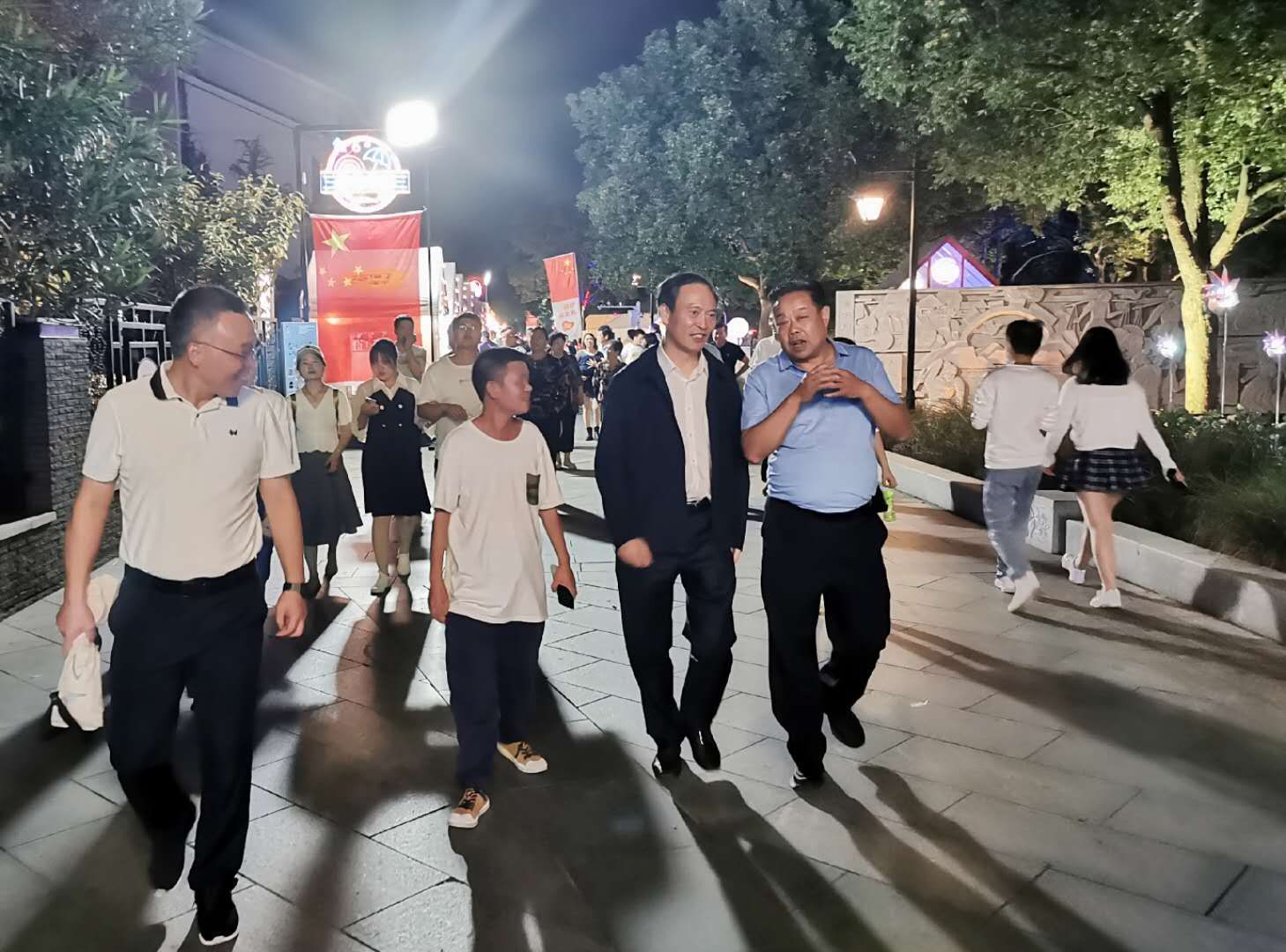 褚银良检查东钱湖夜猫子夜市:强落实,保稳定,牢筑安全防线